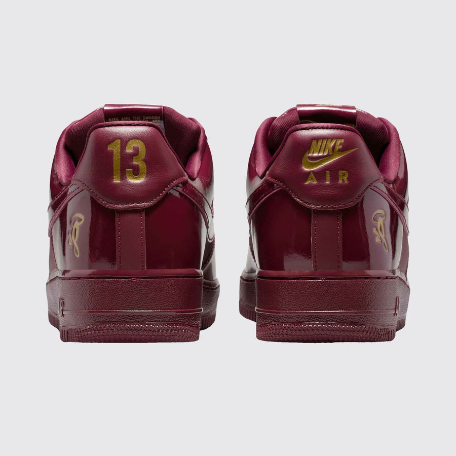 Central Cee x Nike Air Force 1 '07 Dark Beetroot zapatilla – vista trasera del par