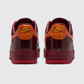 Nike Air Force 1 Low Dark Team Red Safety Orange zapatilla – vista trasera del par