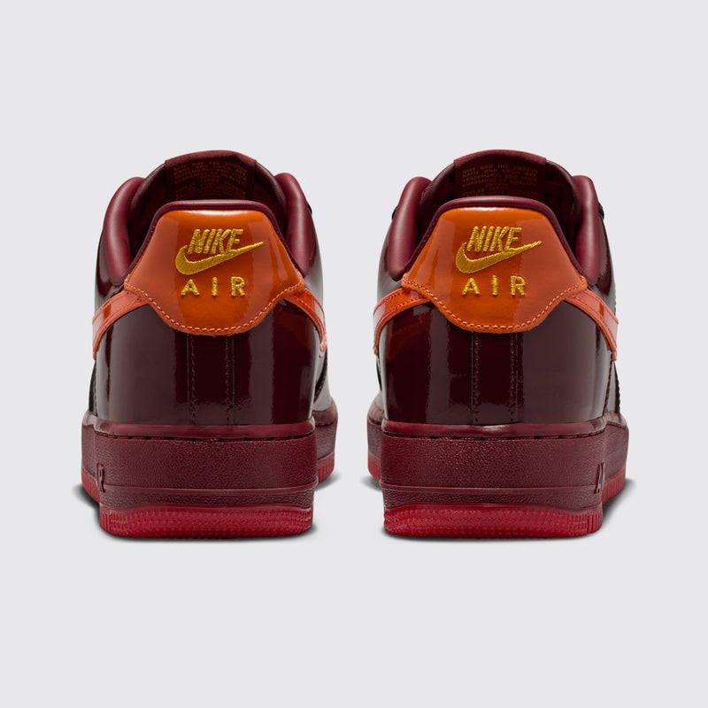 Nike Air Force 1 Low Dark Team Red Safety Orange zapatilla – vista trasera del par