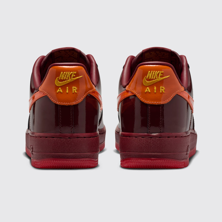 Nike Air Force 1 Low Dark Team Red Safety Orange zapatilla – vista trasera del par