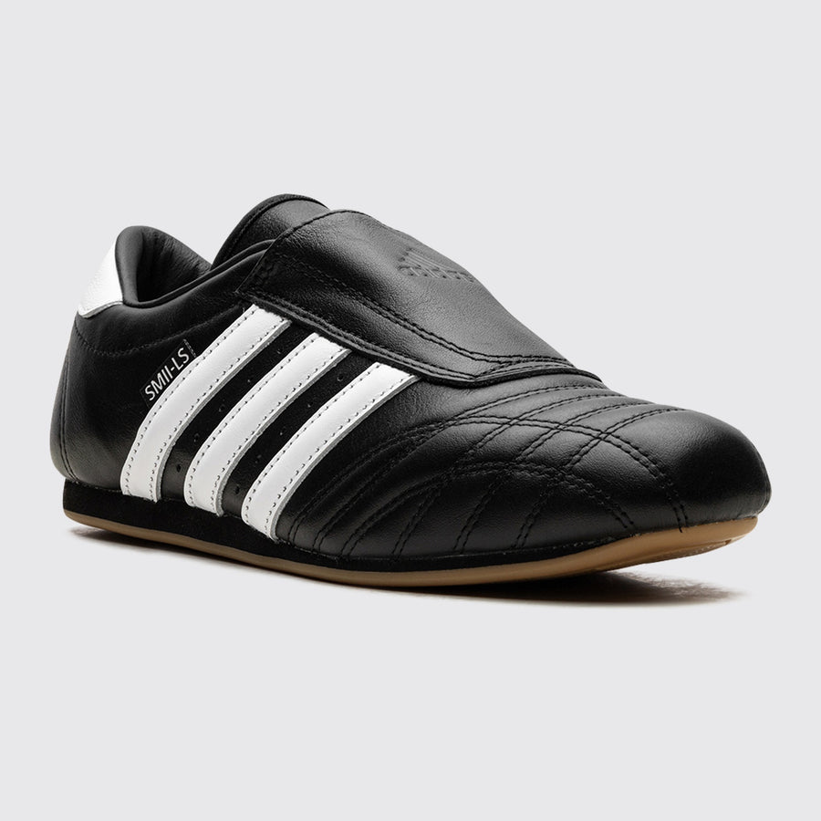 Adidas Taekwondo Core Black Cloud White de Mulher sapatilha – vista frontal a três quartos