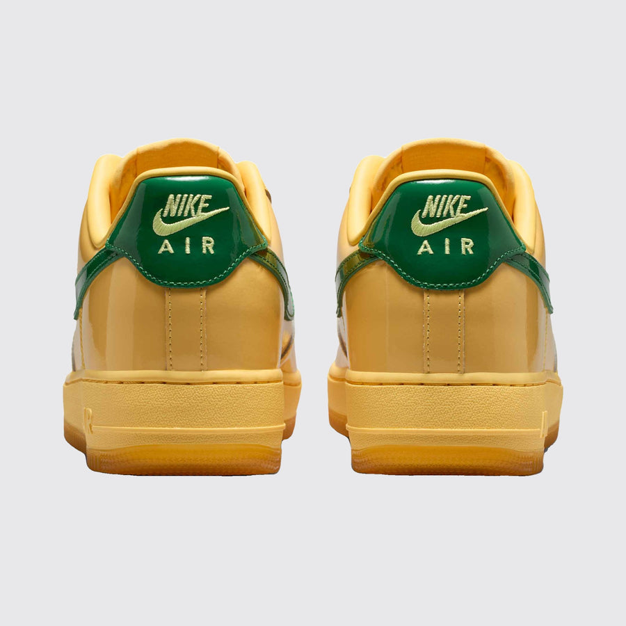 Nike Air Force 1 Low Topaz Gold Pine Green zapatilla – vista trasera del par