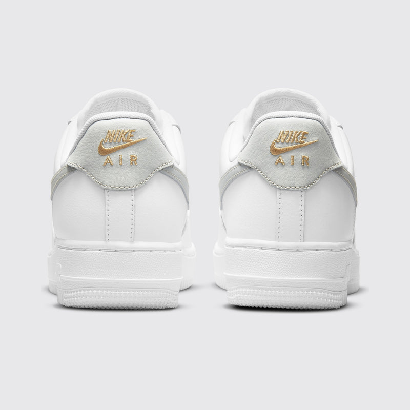 Nike Air Force 1 '07 Essential White Light Silver Damen Sneaker – Rückansicht des Paares
