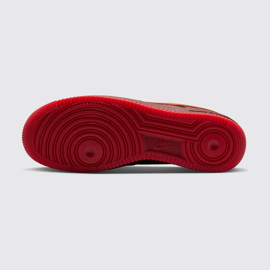 Nike Air Force 1 Low Dark Team Red Safety Orange zapatilla – vista de la suela
