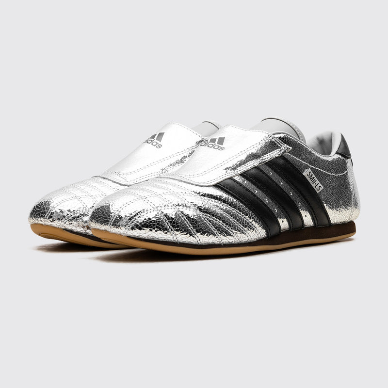 Adidas Taekwondo Silver Metallic Core Black Femme basket – vue trois-quarts de la paire