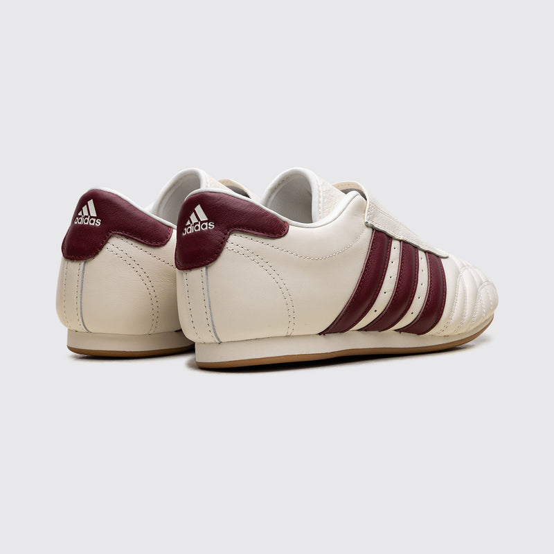 Adidas Taekwondo Off White Noble Maroon Damen Sneaker – Rückansicht des Paares