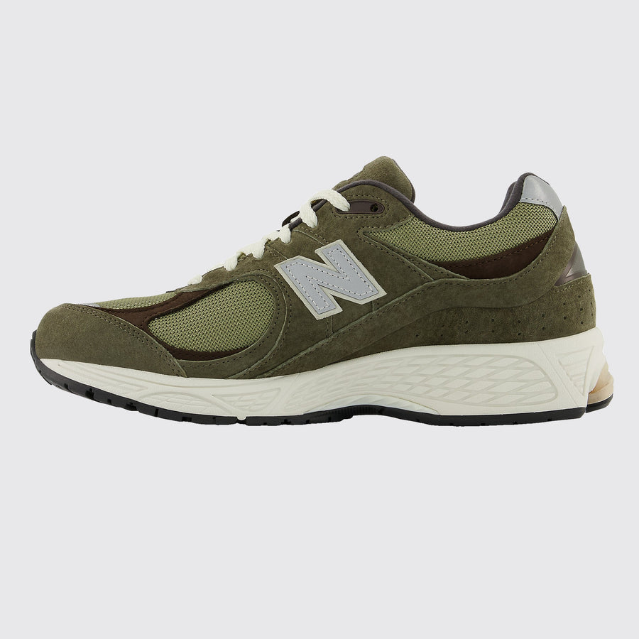 New Balance 2002R Dark Camo Rich Earth zapatilla – vista lateral
