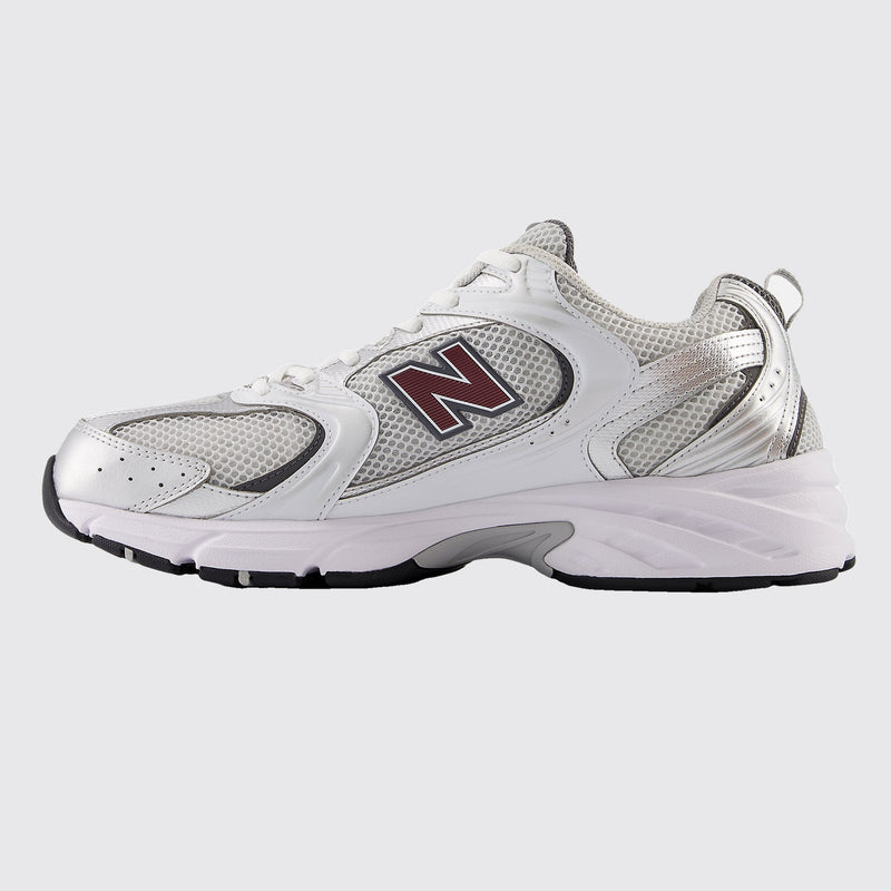 New Balance 530 Silver Burgundy Sneaker – Seitenansicht