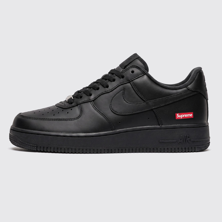 Supreme x Nike Air Force 1 Low Black sneaker – side view