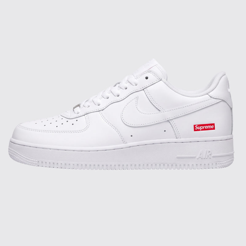 Supreme x Nike Air Force 1 Low White sneaker – side view
