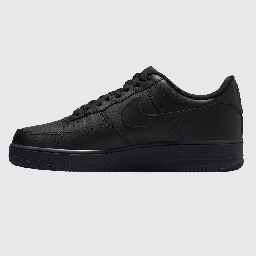 Nike Air Force 1 '07 Black sneaker – side view