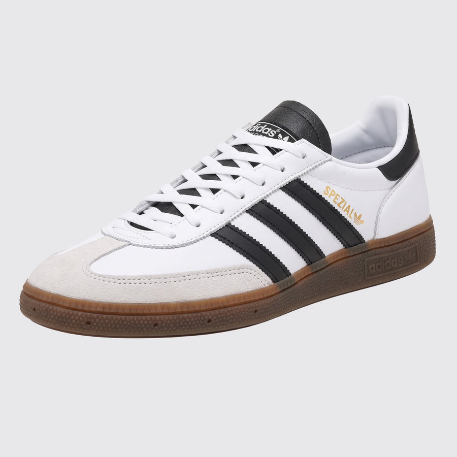Zapatilla Adidas Handball Spezial White Black Gum – vista frontal de tres cuartos