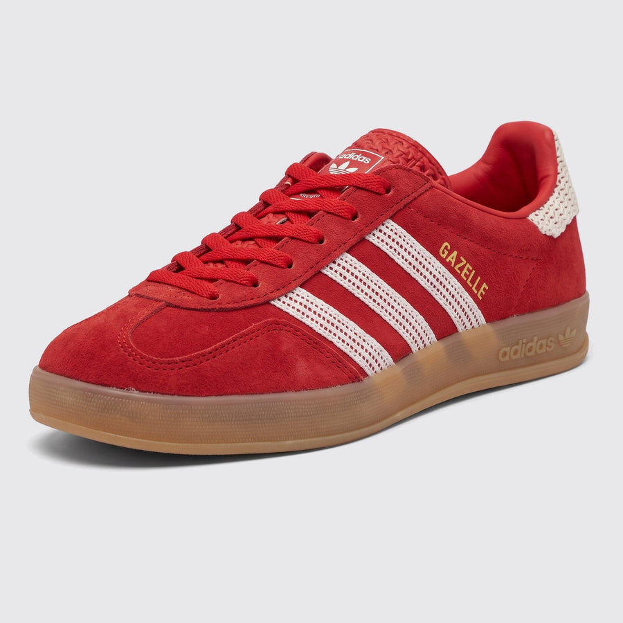 Zapatilla Adidas Gazelle Indoor Better Scarlet – vista frontal de tres cuartos