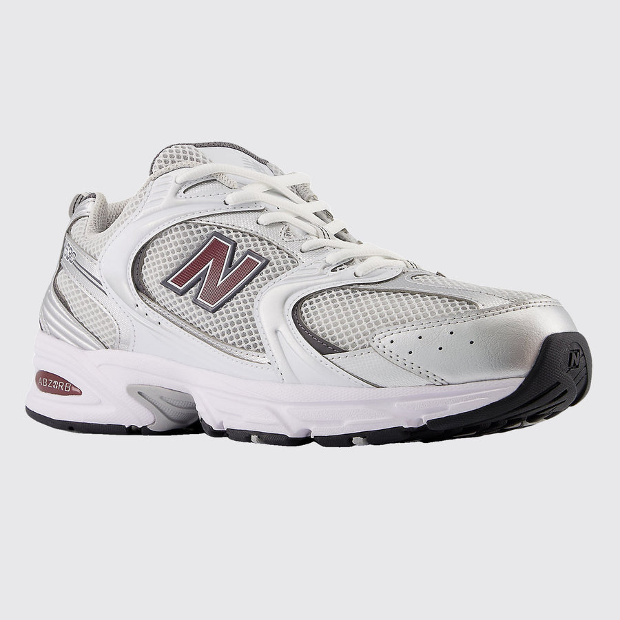 New Balance 530 Silver Burgundy Sneaker – Dreiviertel-Vorderansicht