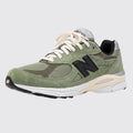 JJJJound New Balance 990v3 Made in USA Olive zapatilla – vista frontal 3/4