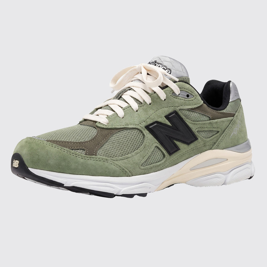 JJJJound New Balance 990v3 Made in USA Olive zapatilla – vista frontal 3/4