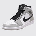 Air Jordan 1 Mid Light Smoke Grey zapatilla – vista frontal 3/4