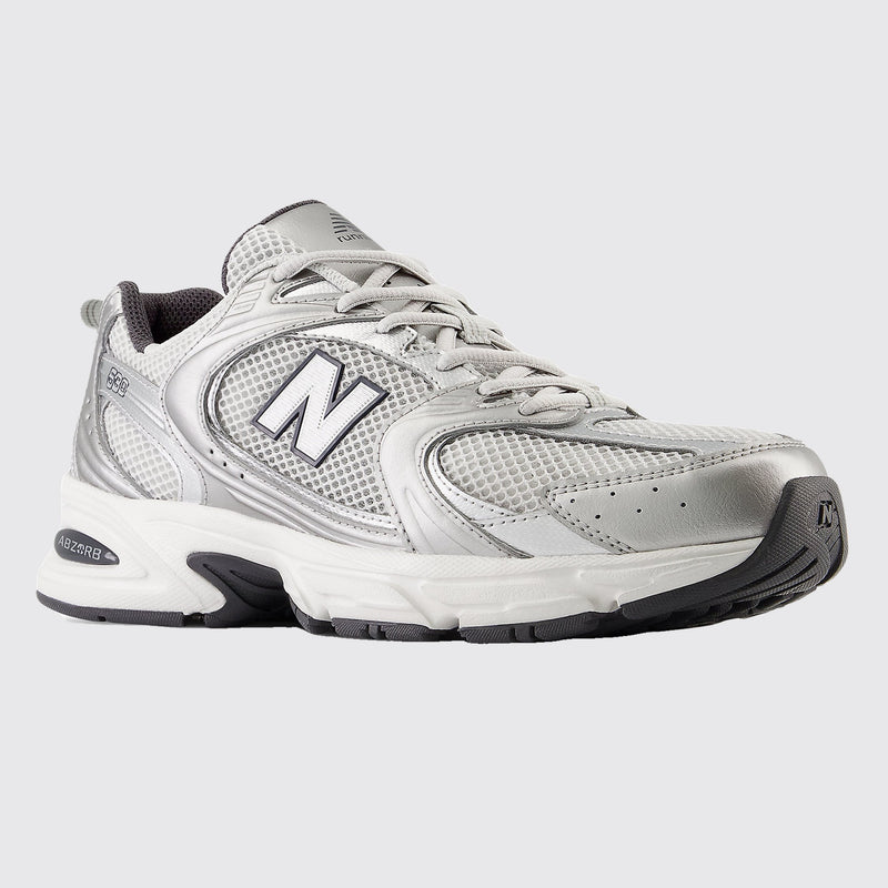 New Balance 530 Grey Matter Silver Metallic zapatilla – vista frontal 3/4