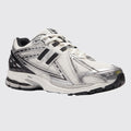 New Balance 1906R Silver Metallic Black Sneaker – Dreiviertel-Vorderansicht