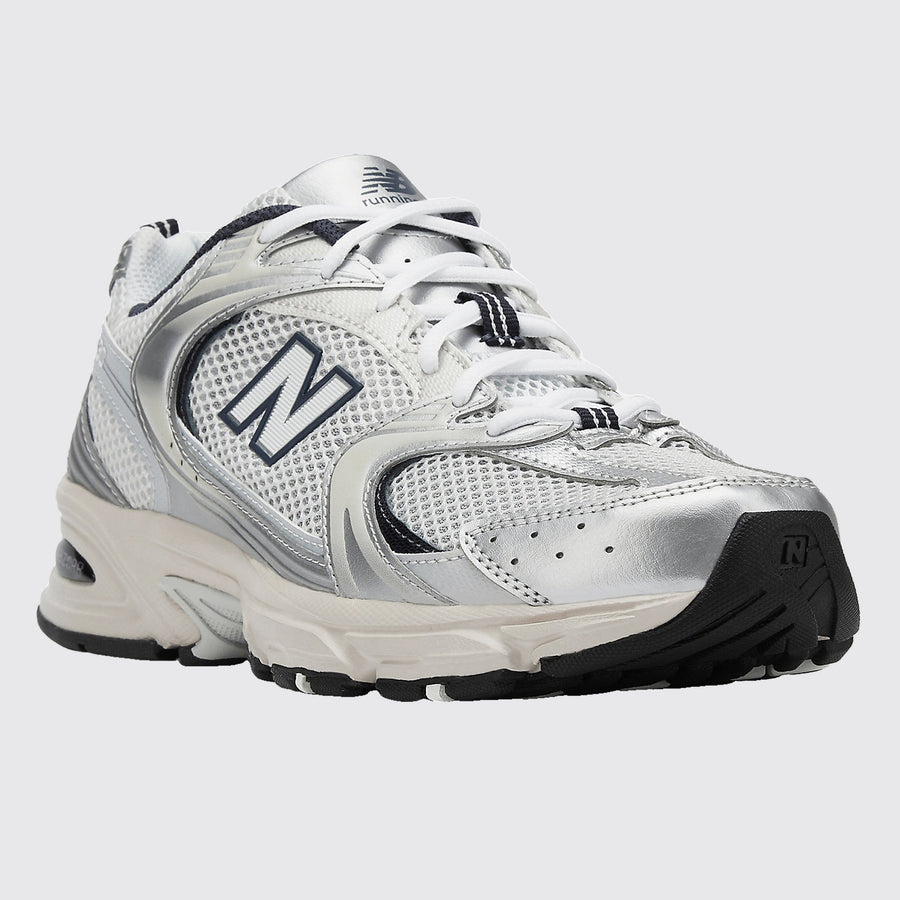New Balance 530 Steel Grey zapatilla – vista frontal 3/4