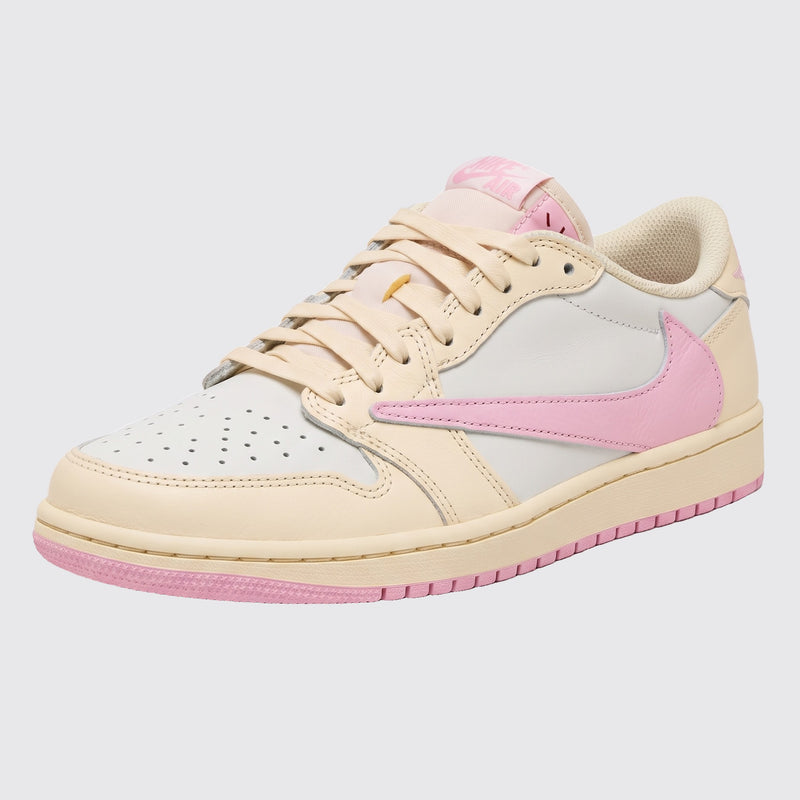 Travis Scott x Air Jordan 1 Low OG Shy Pink Sneaker – Dreiviertel-Vorderansicht