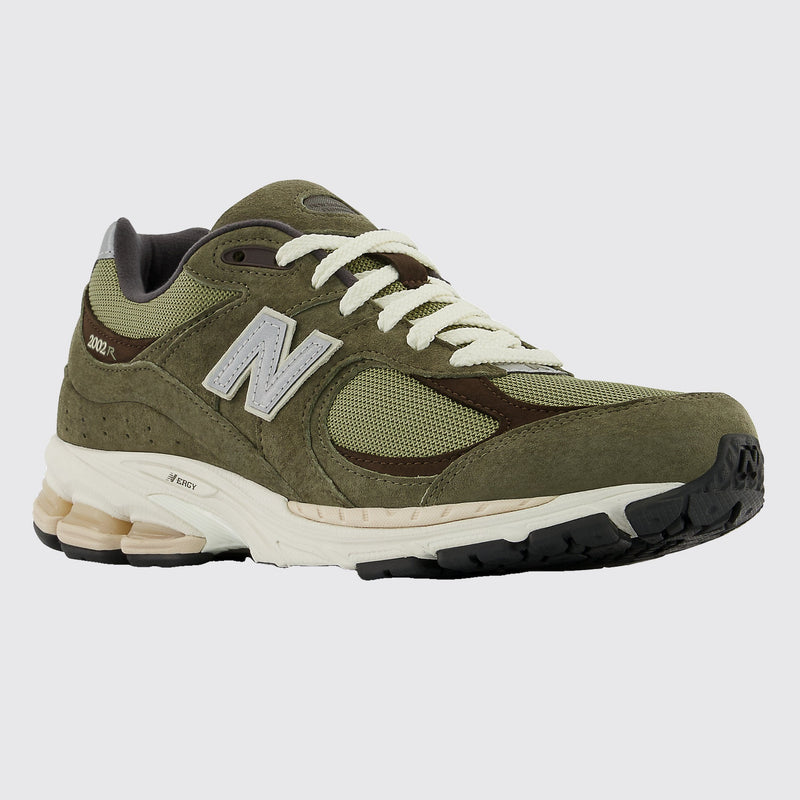 New Balance 2002R Dark Camo Rich Earth zapatilla – vista frontal 3/4