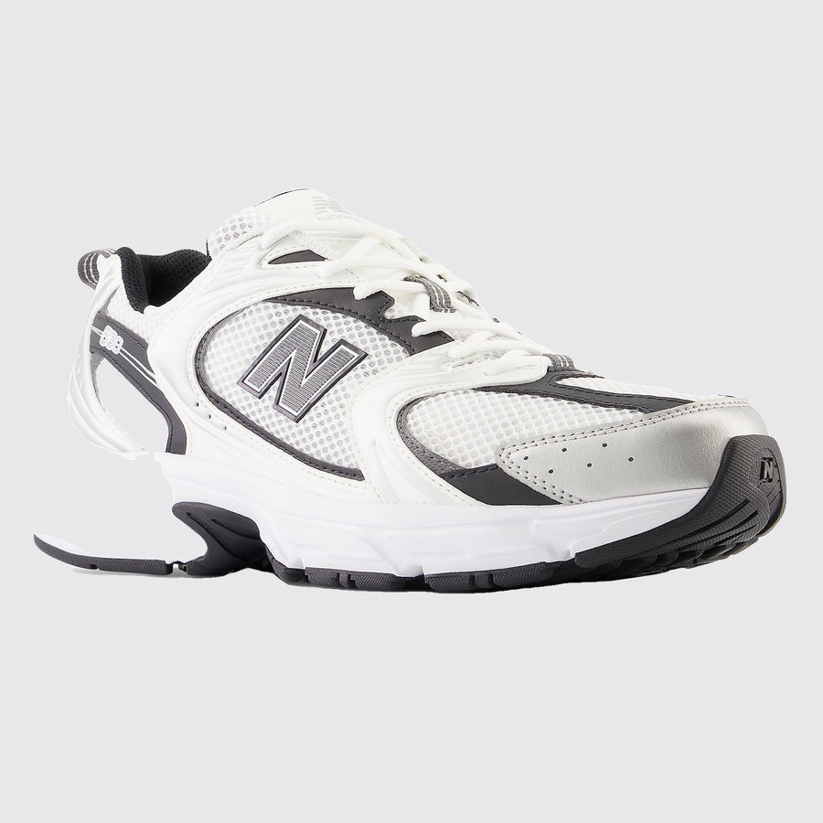 New Balance 530 White Silver Black zapatilla – vista frontal 3/4