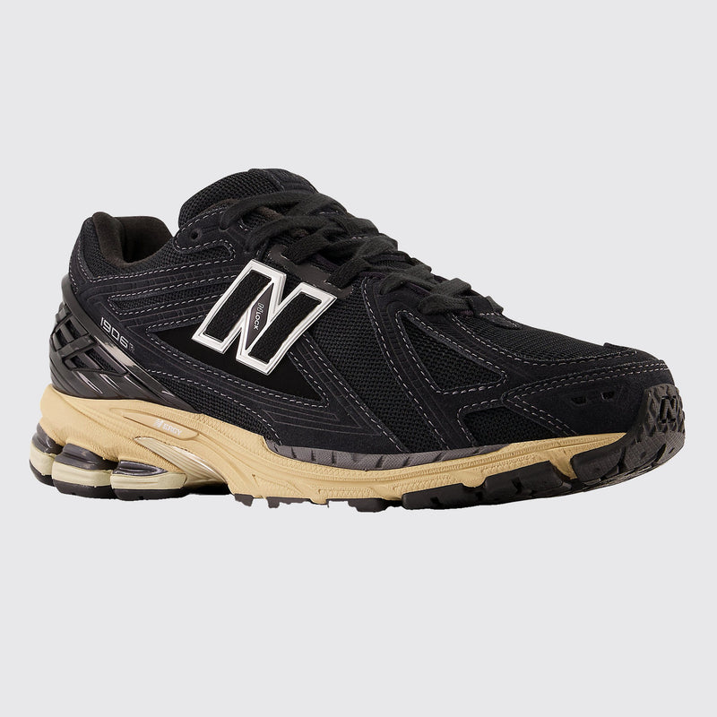 New Balance 1906R Black Taos Taupe Sneaker – Dreiviertel-Vorderansicht