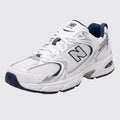 New Balance 530 White Natural Indigo zapatilla – vista frontal 3/4