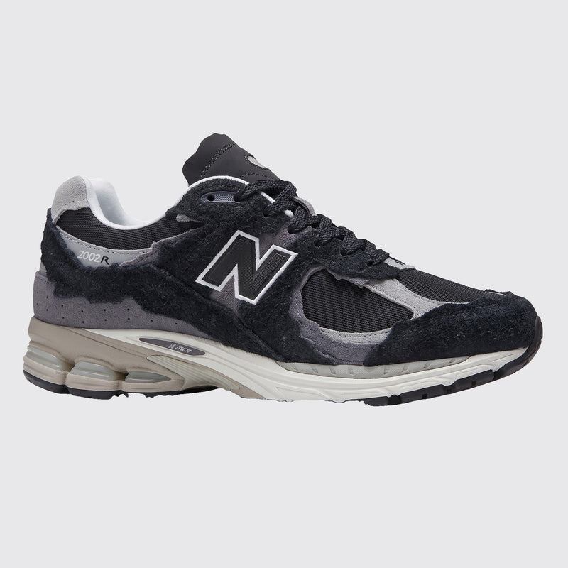 New Balance 2002R Protection Pack Black Grey Sneaker – Dreiviertel-Vorderansicht