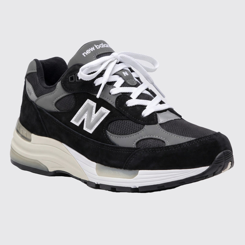 New Balance 992 Black Suede sapatilha – vista frontal 3/4