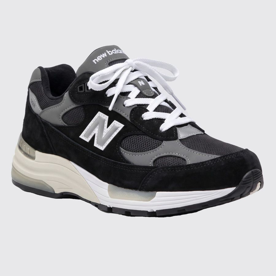 New Balance 992 Black Suede sapatilha – vista frontal 3/4