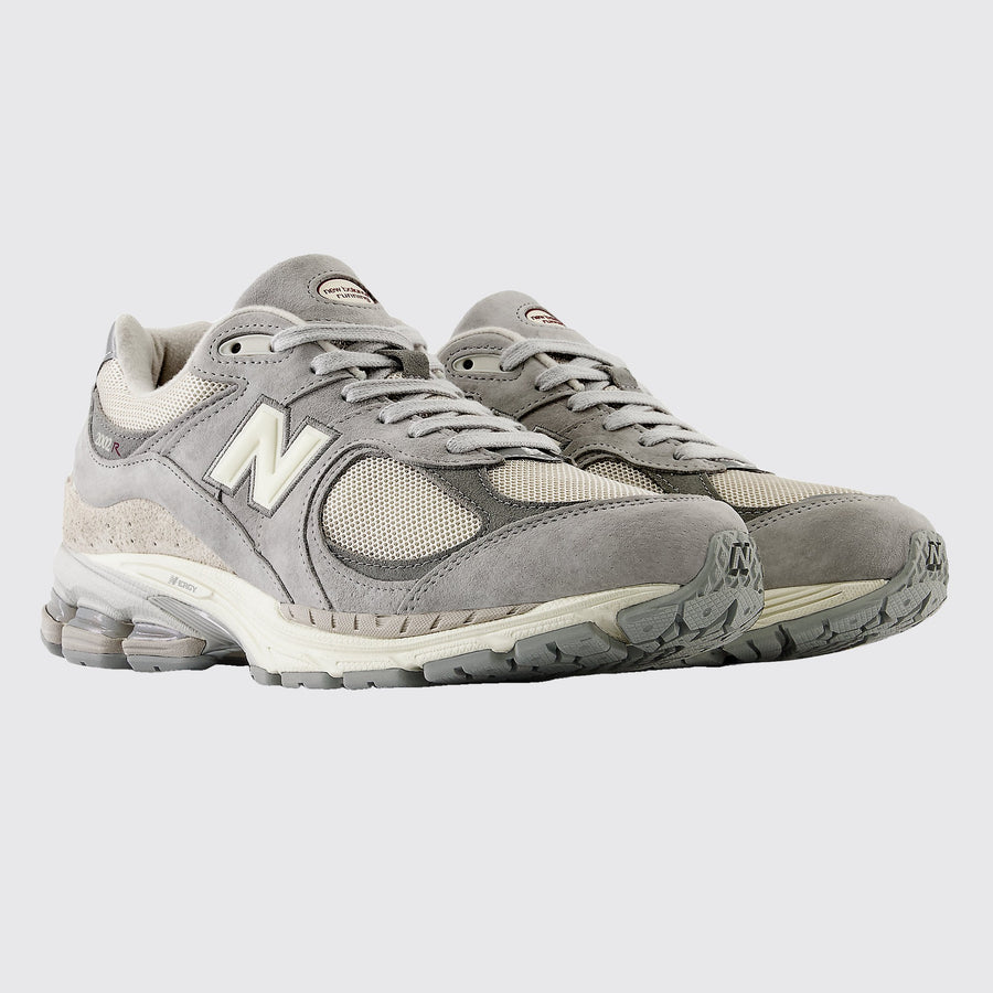 New Balance 2002R Lunar New Year Concrete zapatilla – vista frontal 3/4