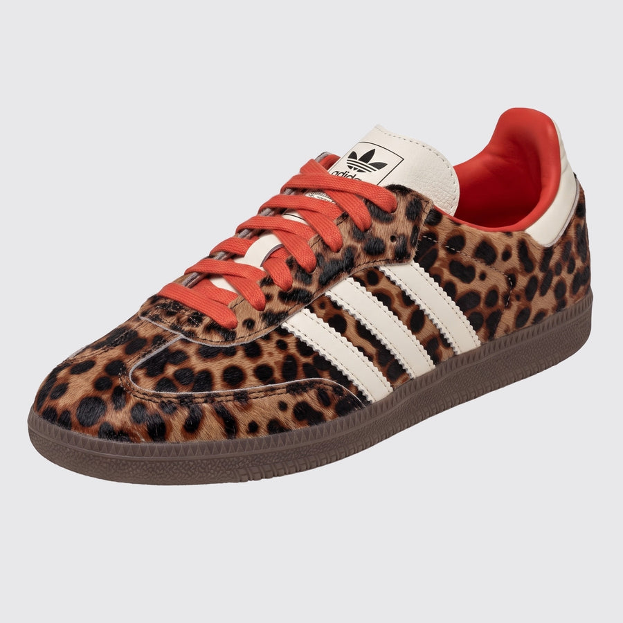 Adidas Samba OG Leopard Print Sneaker – Schrägansicht von vorne