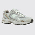New Balance 530 Cream Beige zapatilla – vista frontal 3/4