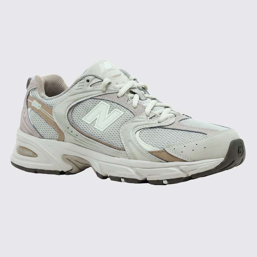 New Balance 530 Cream Beige zapatilla – vista frontal 3/4