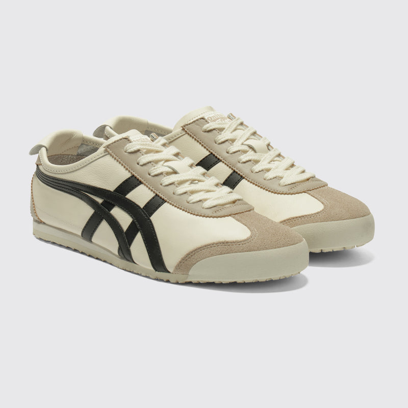 Onitsuka Tiger Mexico 66 Ivory Black Sneaker – Dreiviertelansicht des Paares von der anderen Seite