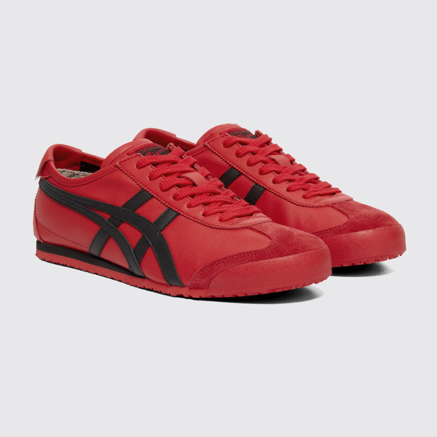 Onitsuka Tiger Mexico 66 Classic Red Black Sneaker – Dreiviertelansicht des Paares von der anderen Seite